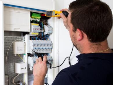 Wer darf eine Geräteprüfung durchführen?