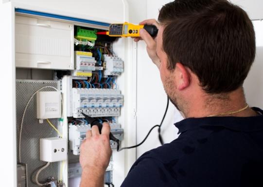 Wer darf eine Geräteprüfung durchführen?